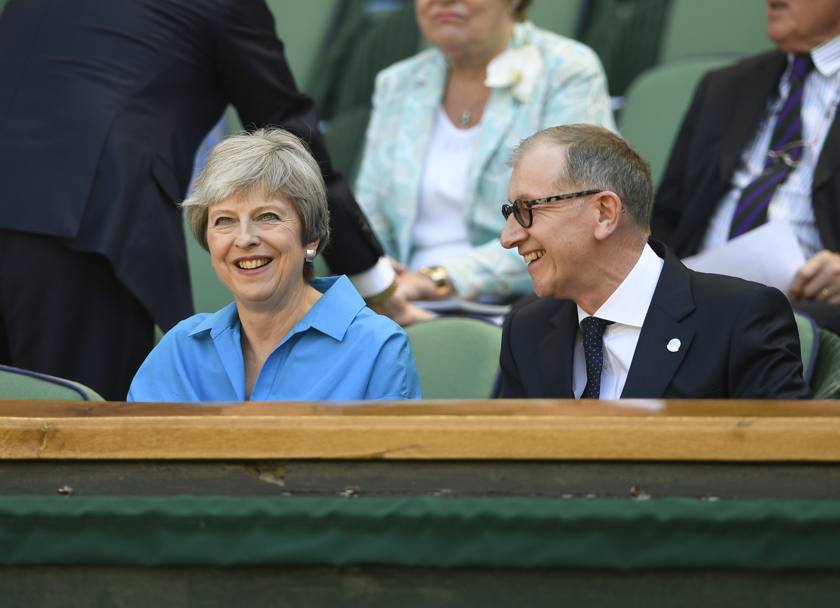 Il Primo Ministro Theresa May col marito Philip. Ap